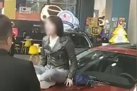 那个坐在奔驰车上哭的女车主，百万代言案开庭了…图片