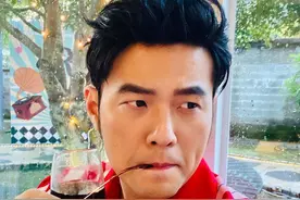 周杰伦晒最新怼脸自拍照，身穿红白条纹复古衬衫造型笑容痞帅图片