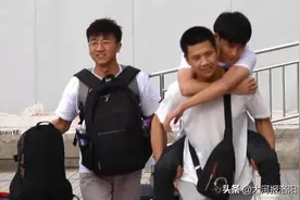奔波近400公里！洛阳高校学生背受伤的同学送回其老家图片