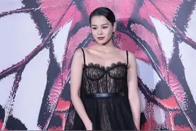 胡杏儿太敢穿了，骨架这么宽大还穿蕾丝吊带裙，看着挺显胖的图片