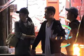 46岁李乃文疑曝恋情！与妙龄女子进出酒店，女方大胆主动举止亲密图片