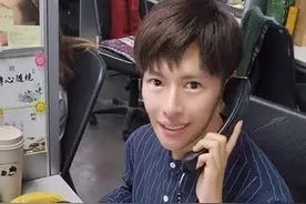 34岁男歌手转行当电话客服，坐狭窄格子间工作，朝九晚八直言沮丧图片