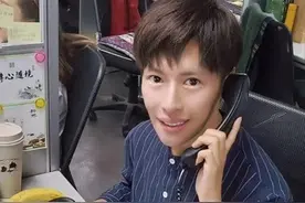 34岁男歌手转行当电话客服，坐狭窄格子间工作，朝九晚八直言沮丧图片