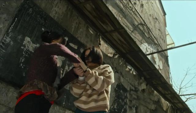 云南花季女孩遭16人围殴，处理结果令人舒适：别放过任何一个恶魔！