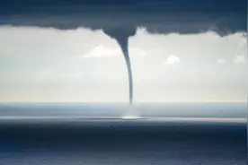 近来"龙吸水"现象频发，天降异象背后的真相是什么？图片