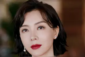 谁说女人40就老了？看看陈数，红色衬衫高腰裤，比少女还美图片