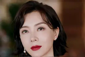 谁说女人40就老了？看看陈数，红色衬衫高腰裤，比少女还美图片