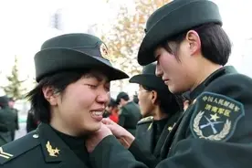 阅兵仪式背后的心酸，女兵想上厕所要怎么办，为了国家的荣誉……图片