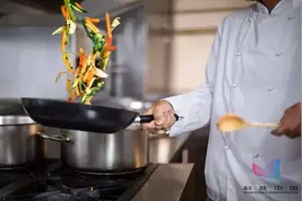 炒菜时早放盐还是晚放盐？今天才知道，差别竟这么大...图片