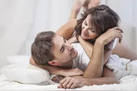 老公彻夜未归，早上回来偷亲妻子，幸福的婚姻需要夫妻相互体谅图片