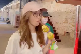 刘诗诗下班路边啃玉米，穿T恤奶奶裤超可爱，染卷发戴帽像大姑娘图片