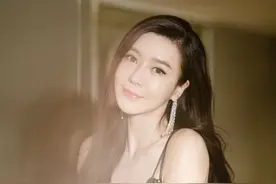 周韦彤：18岁获得模特大奖，22岁开始演戏。图片