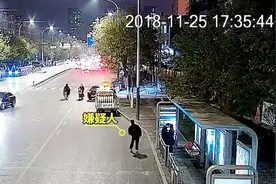 胆大包天！一男子开走路边未熄火的车 遇事主拦截竟持刀威胁视频封面