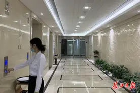 新风系统定期消毒、空调用前先清洗……武汉一些大厦、居民家里这样开空调图片