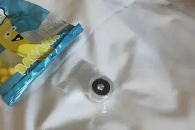 一觉醒来，小伙床头价值20万的钻石不见了：这是我给女友的惊喜啊！图片