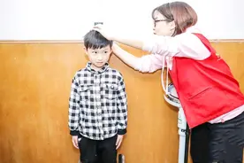孩子腿部有两个特征，将来不仅能长成高个子，身材比例也会更好图片
