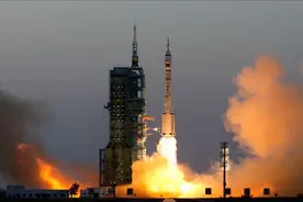 百年瞬间丨神舟十一号载人飞船发射成功图片