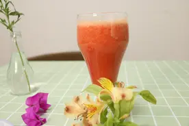 夏天到了出门一定要喝一杯番茄胡萝卜汁，等于给皮肤涂了一层防晒图片