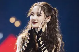 孟佳被淘汰，王霏霏崩溃：从女团到垫底，她的狼狈令人心碎图片