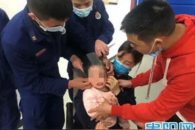 奶糖罐子卡住贵阳小朋友的头，消防叔叔10多分钟破罐解救小朋友图片
