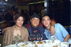 曾志伟妻子葬礼大佬云集！周润发显苍老，洪金宝不坐轮椅派头十足图片