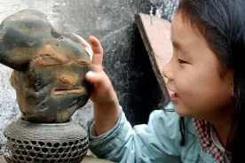 捡到一块奇石自认值20万，有人出价5000元不卖，8年后结果怎样？图片