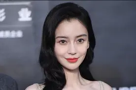 31岁杨颖排骨胸吸睛，面容凹陷显老态，网友：生孩子后老太多图片