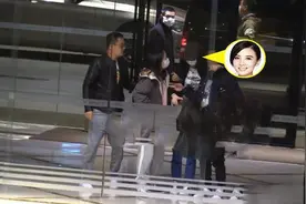 宋佳深夜醉酒走路颠倒摇晃，被男友搀扶搂抱送回酒店图片