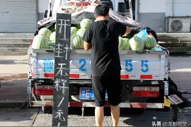 实拍河南流动水果摊街头“价格”战，10元几斤竟成起步价图片