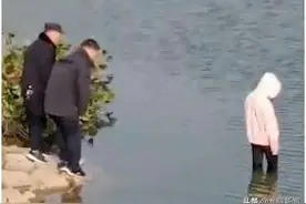还原望江女孩溺亡瞬间：警务人员拉人墙，围观群众跳进水里营救图片