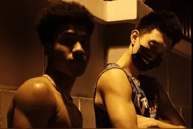 17岁混血小将潜力无穷，单手劈扣一鸣惊人，中国男篮的新希望图片