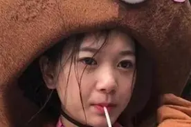 从辍学厂妹到身价78亿，22岁的小小如董事长，让网友十分警惕图片