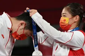 送给刘诗雯一个爱的抱抱，想对她说：小枣不哭，你已经很棒了图片