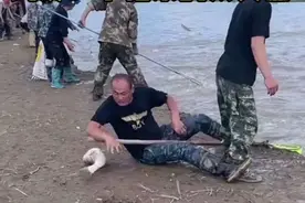 水库涨水后，吉林一水库鱼儿到处乱跳，当地人：太多了，抓不过来图片