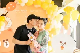 王灿升级辣妈后更美了，穿印花衣配黑裤也不俗气，一家三口挺幸福图片