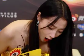女明星太难！关晓彤高定裙脏了要赔钱，吴宣仪裙摆湿了吓出表情包图片