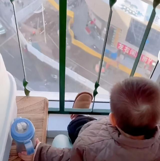 男孩能有多痴迷挖掘机？网友：你是在我家装了摄像头吗