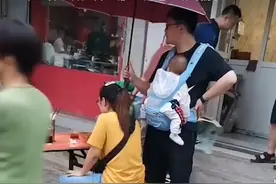 "最暖奶爸"火了，一边带娃一边帮老婆打伞，网友：真羡慕他老婆图片