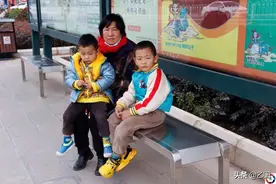 两个孙子都是星星的孩子，儿媳离婚老伴患癌，奶奶含泪带孙子求医图片