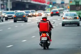 外卖员感慨“生来不同命”！“弱势群体”变了，道德婊的虚伪没变图片