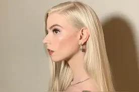 女神安雅化身绿色人鱼，惊艳亮相金球奖，网友：这就是精灵吧？图片