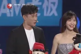 主持人要罗晋用上海话和大家打招呼，旁边媳妇唐嫣笑个不停图片