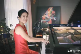 一袭红裙的小姐姐带给我们一首经典的钢琴曲图片