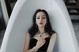 热巴新造型，黑天鹅颔首微笑，看见水面的倒影，喔是人间绝色图片