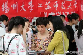 妈妈以死要挟，逼儿子改高考志愿，十年后儿子以不婚报复图片
