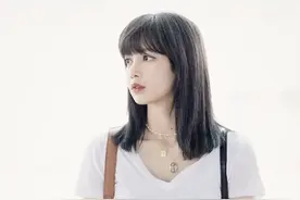 Lisa手戴百万"名表"，穿搭却特别清爽，泰国女孩真开得放图片
