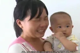 妙龄女孩爱上50岁大哥，与原配是闺蜜3人同住一屋：他对我是真爱图片