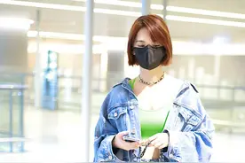 杨丞琳现身机场又酷又辣！牛仔外套里搭绿色运动内衣好亮眼图片