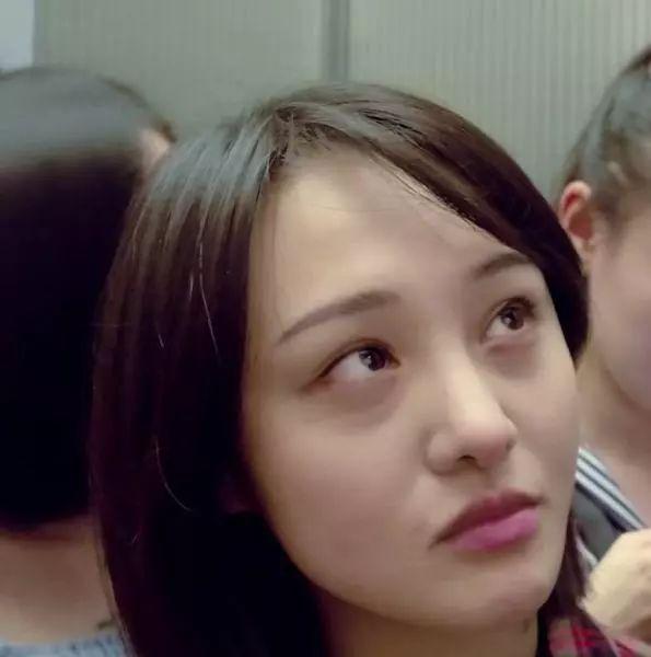 到了19年年初,爽妹子突然变的很"饱满",原本的小尖下巴变宽了,黑眼圈