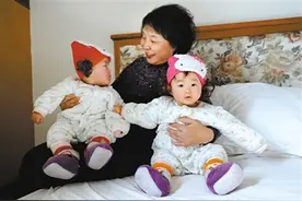60岁失独母亲盛海琳生下的双胞胎，满11岁了，一家4口过得咋样图片